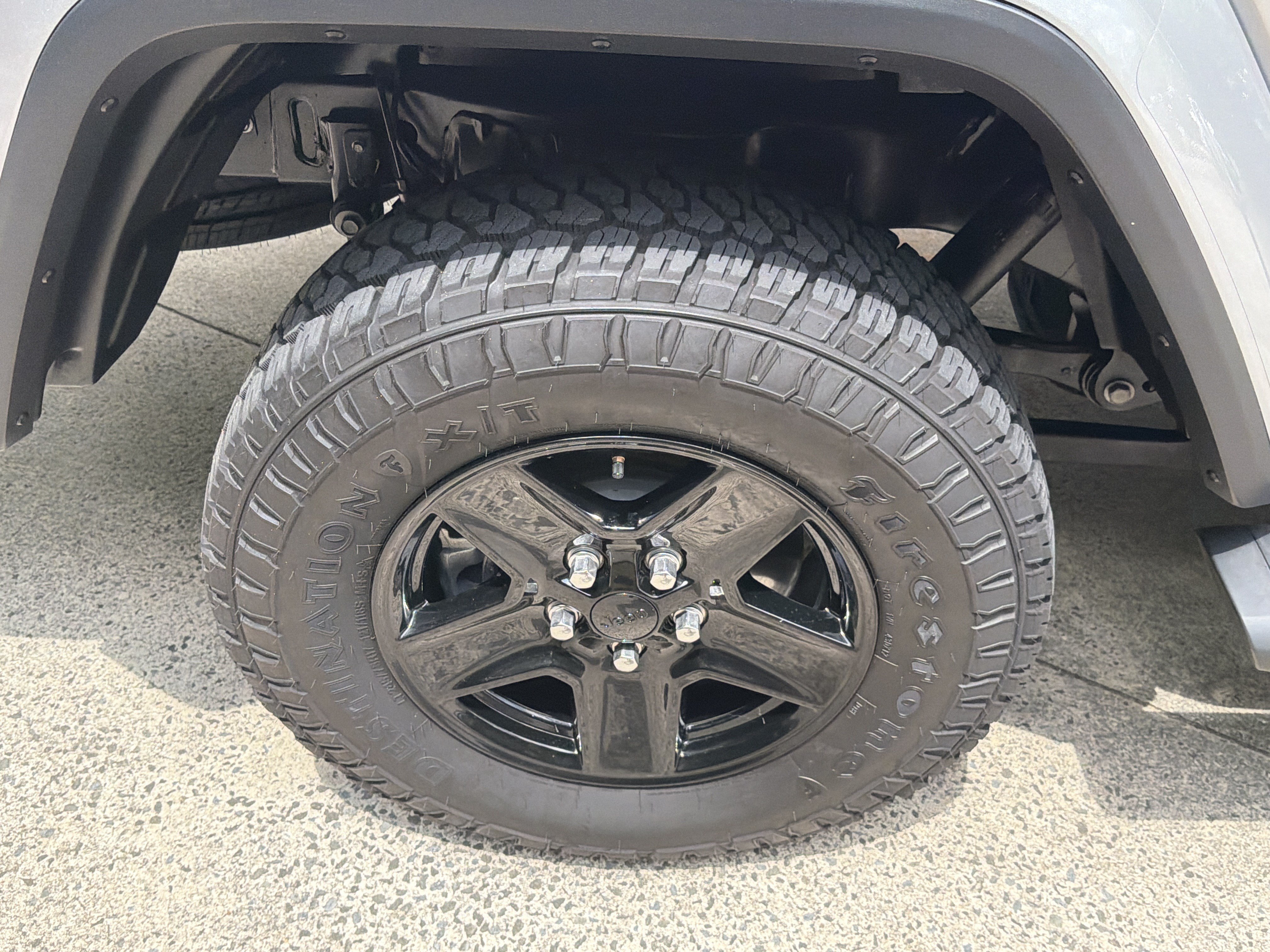 Used 2021 Billet Silver Metallic Clearcoat Jeep Sport S image 17