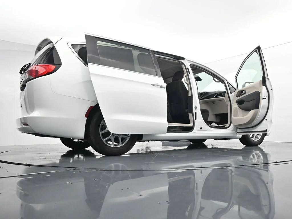 Used 2023 White Chrysler LX image 42