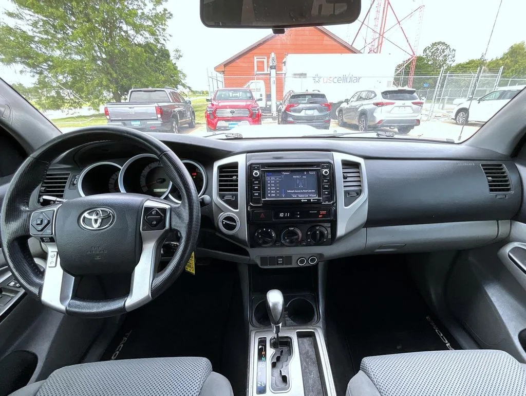 Used 2014 White Toyota Base image 13