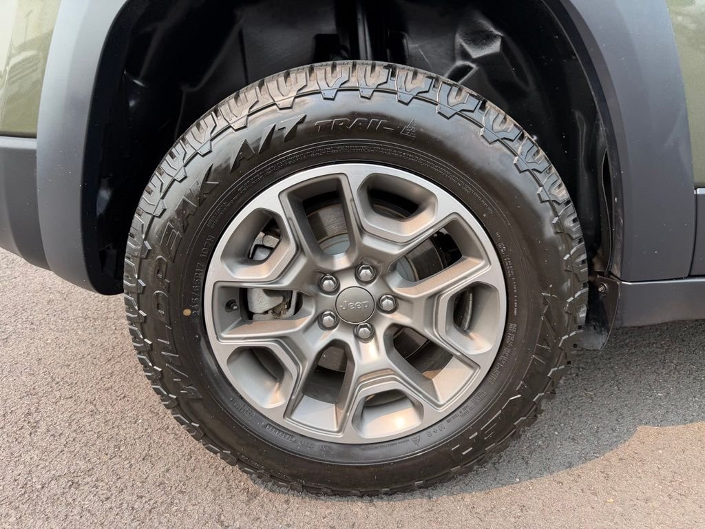 Used 2021 Olive Green Pearlcoat Jeep Trailhawk image 10