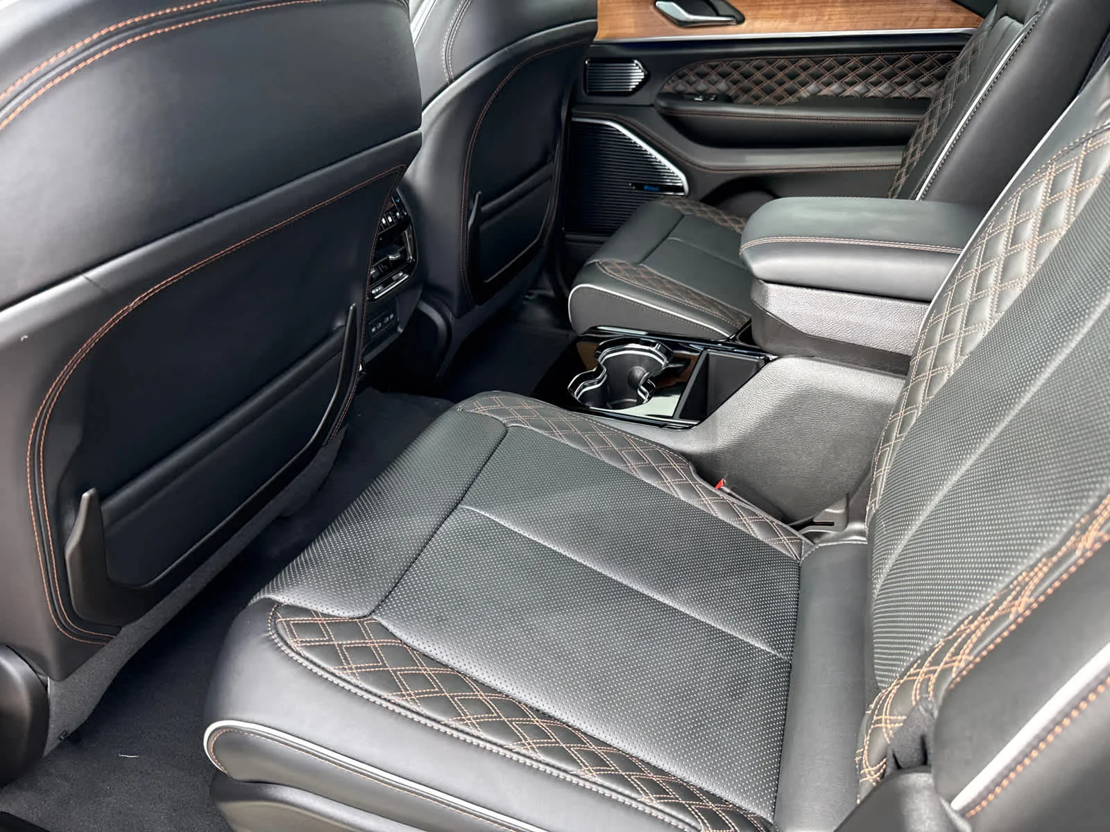 New 2026 Diamond Black Crystal Pearl-Coat Exterior Paint Jeep Laredo Altitude image 28