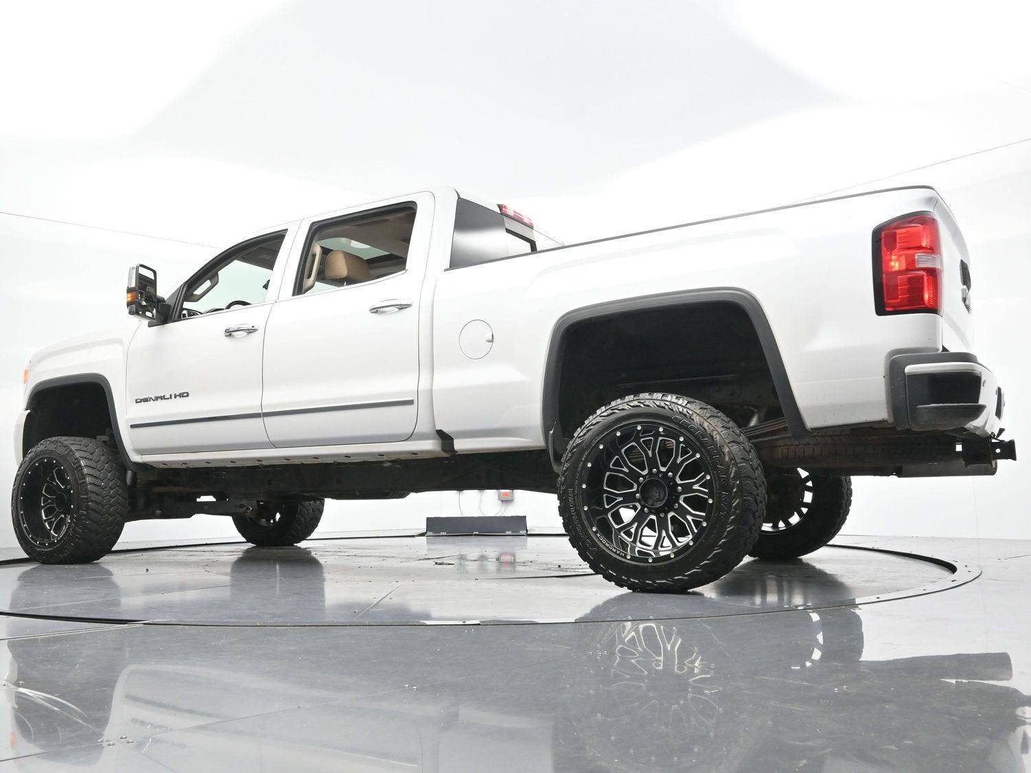 Used 2019 White Frost Tricoat GMC Denali image 48