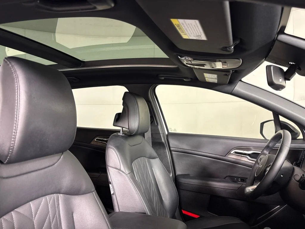 Used 2025 White Kia X-Line image 17