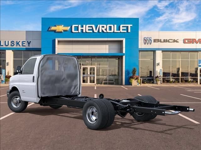 New 2026 Summit White Chevrolet 1WT image 3