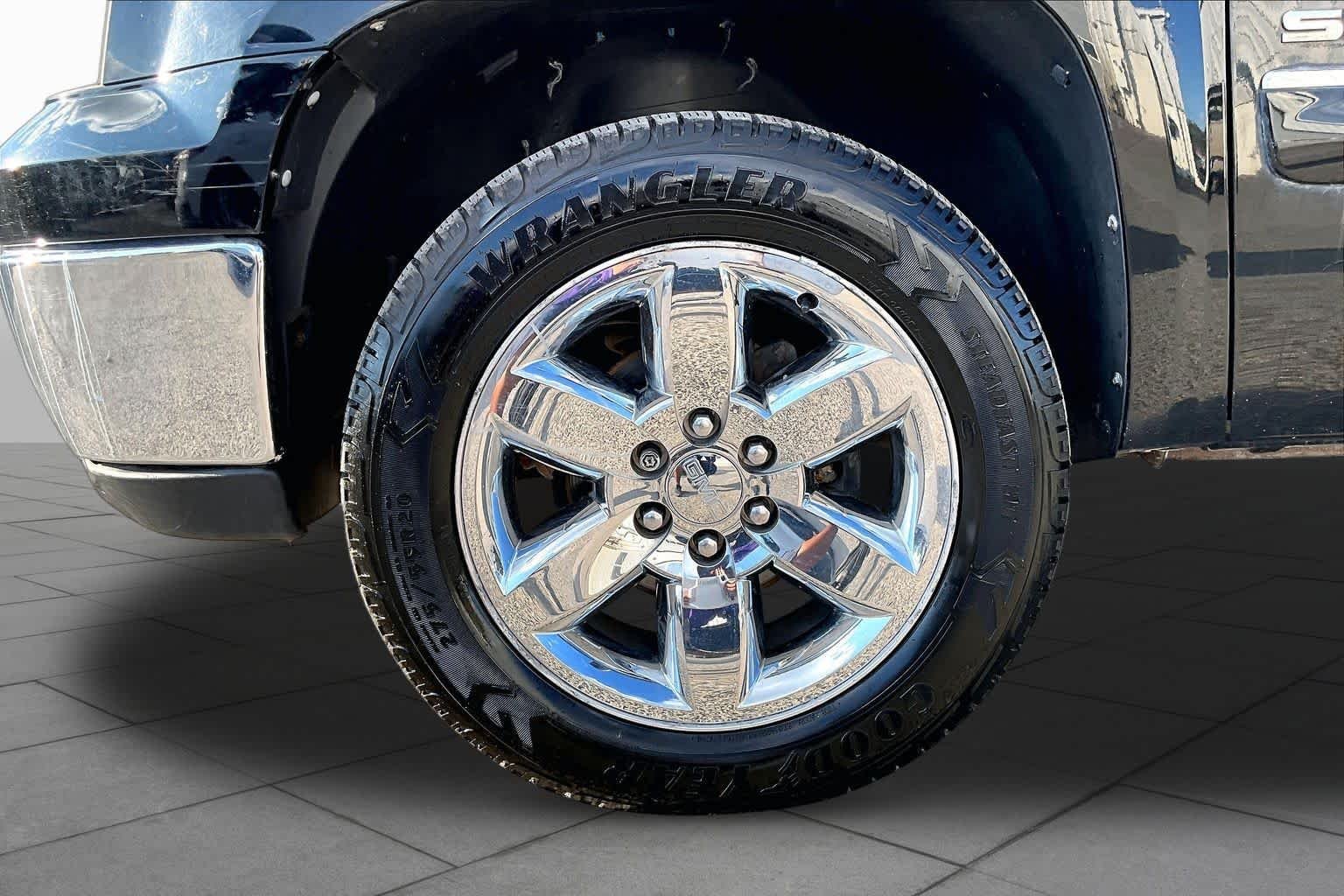 Used 2013 Onyx Black GMC SLE image 13
