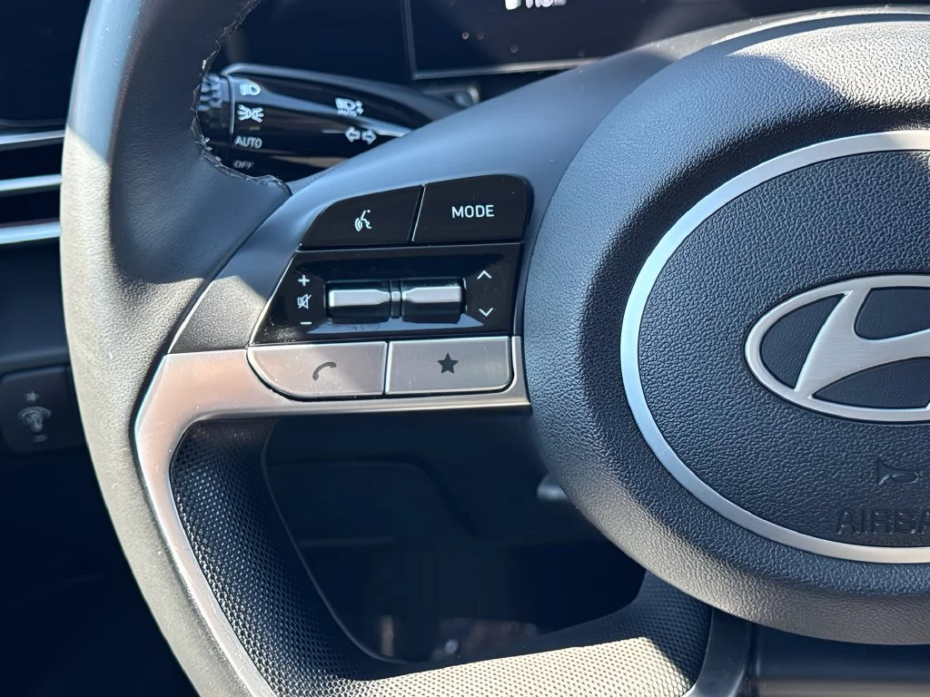 Used 2025 White Hyundai SEL Convenience image 14