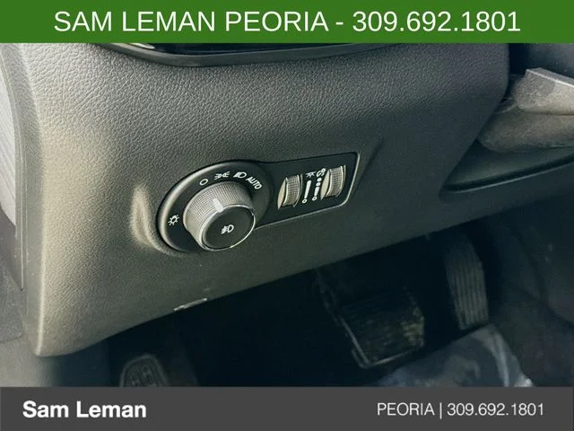 New 2026 White Jeep Latitude image 10