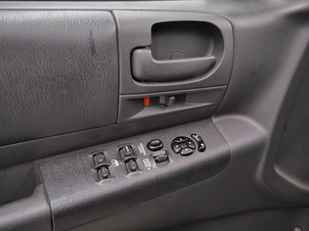 Used 2002  Dodge Sport image 18