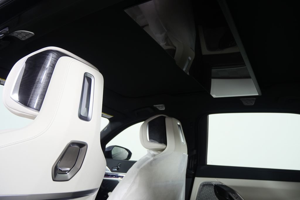 2026 BMW 7 Series 750e - Photo 18