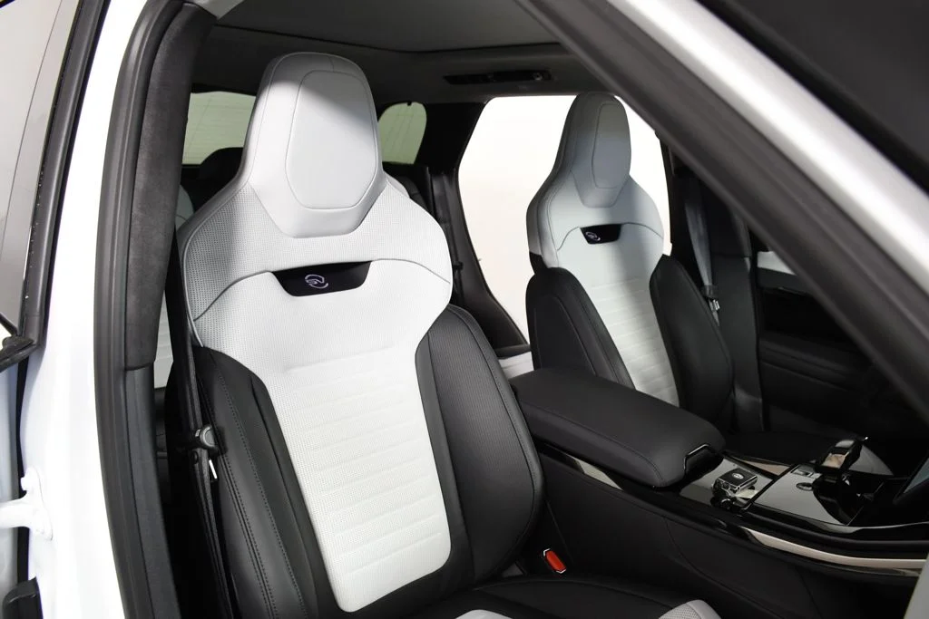 New 2026 Ostuni Prl Whi Land Rover SV image 19