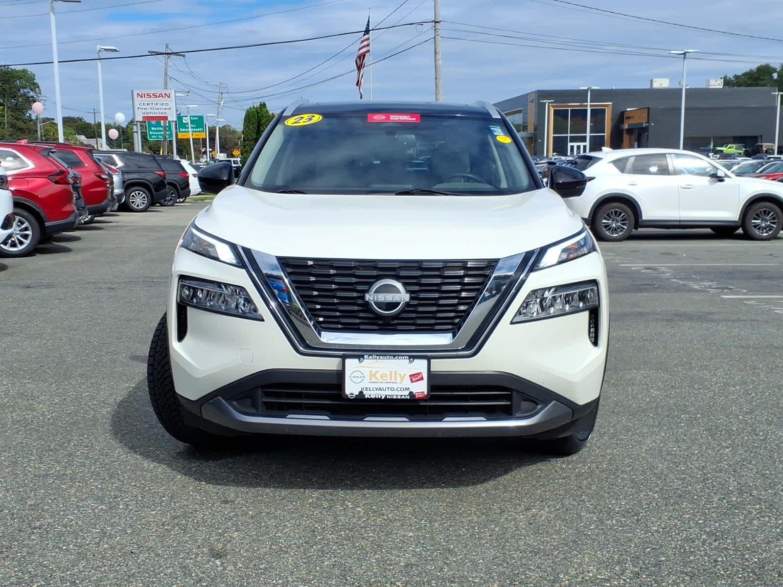 Certified Used 2023 Pearl White Tricoat/Super Black Nissan SL image 2