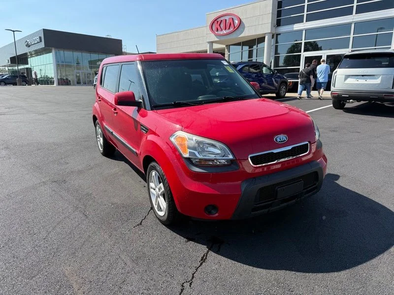 Used 2011 Red Kia Plus image 4