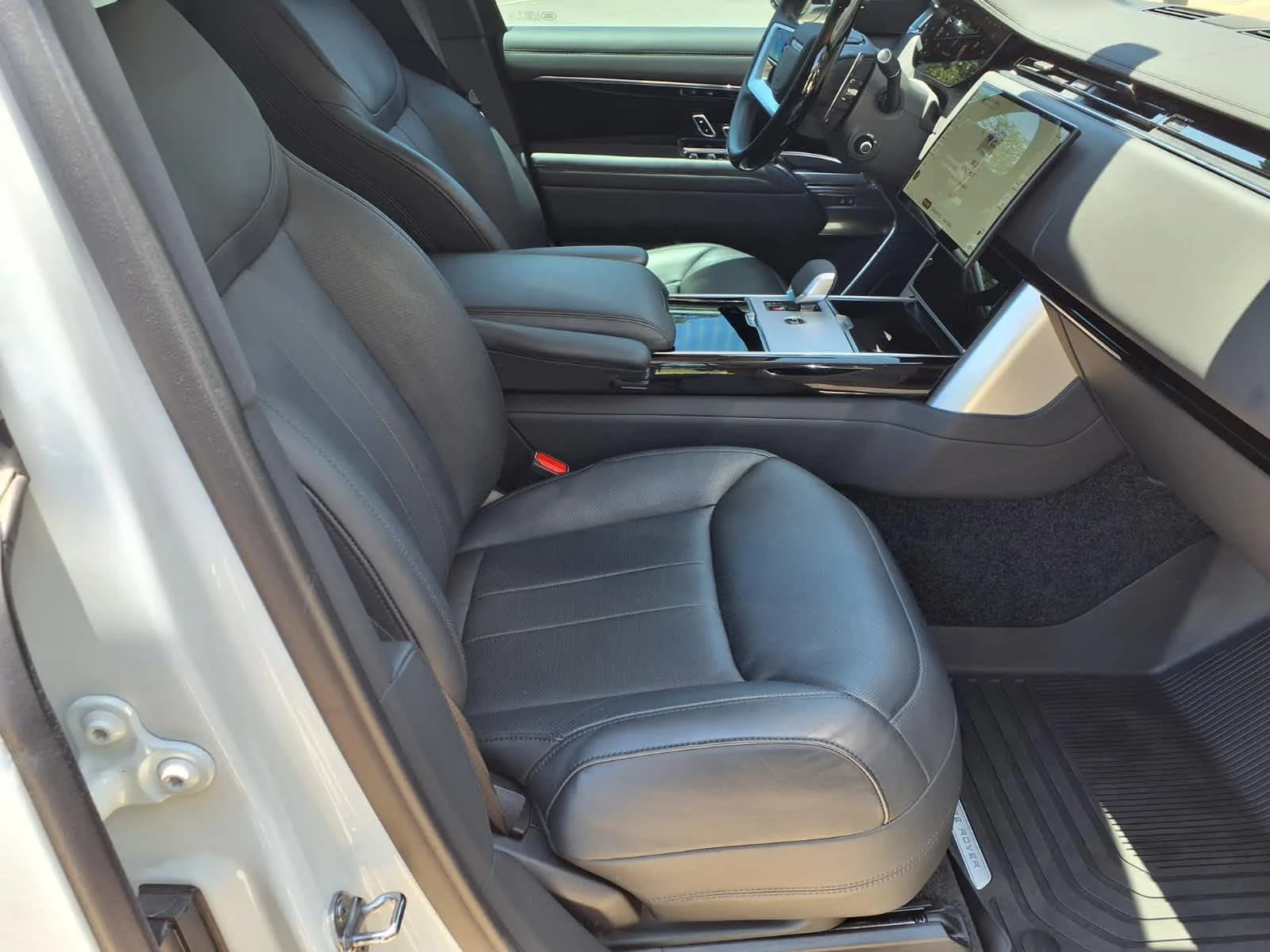 Certified Used 2025 Fuji White Land Rover SE image 10