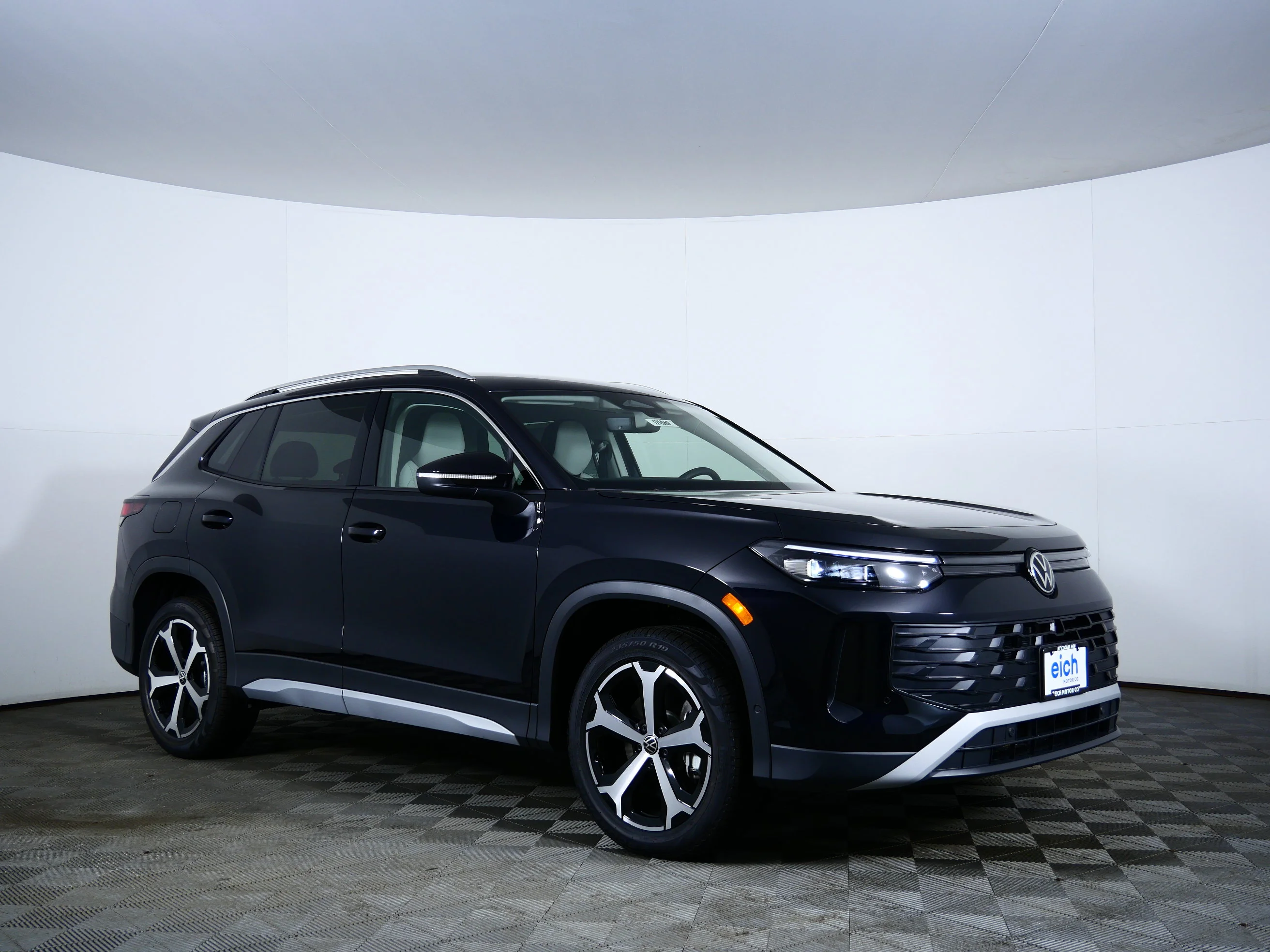 New 2026 Deep Black Pearl Volkswagen SE image 1