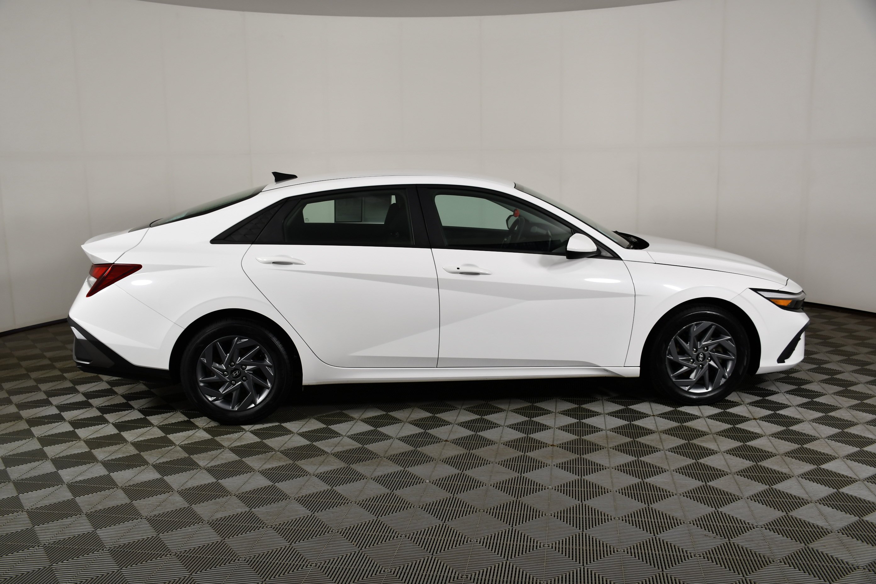 Used 2024 Serenity White Hyundai SEL image 5