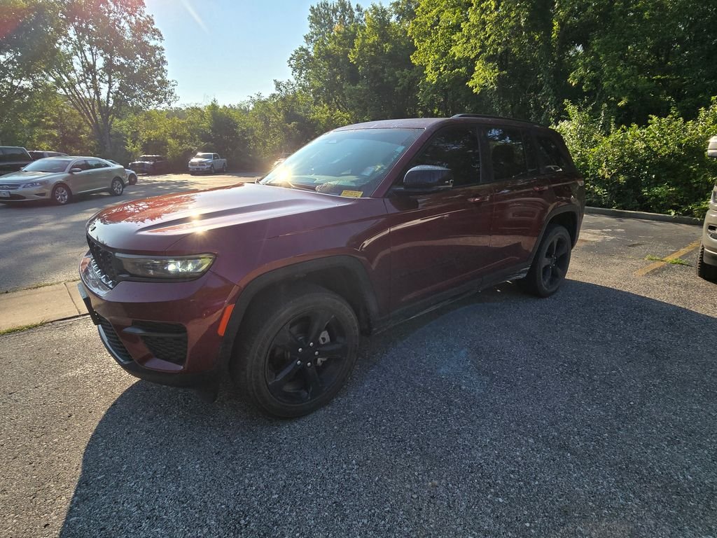 Used 2023 Red Jeep Altitude X image 2