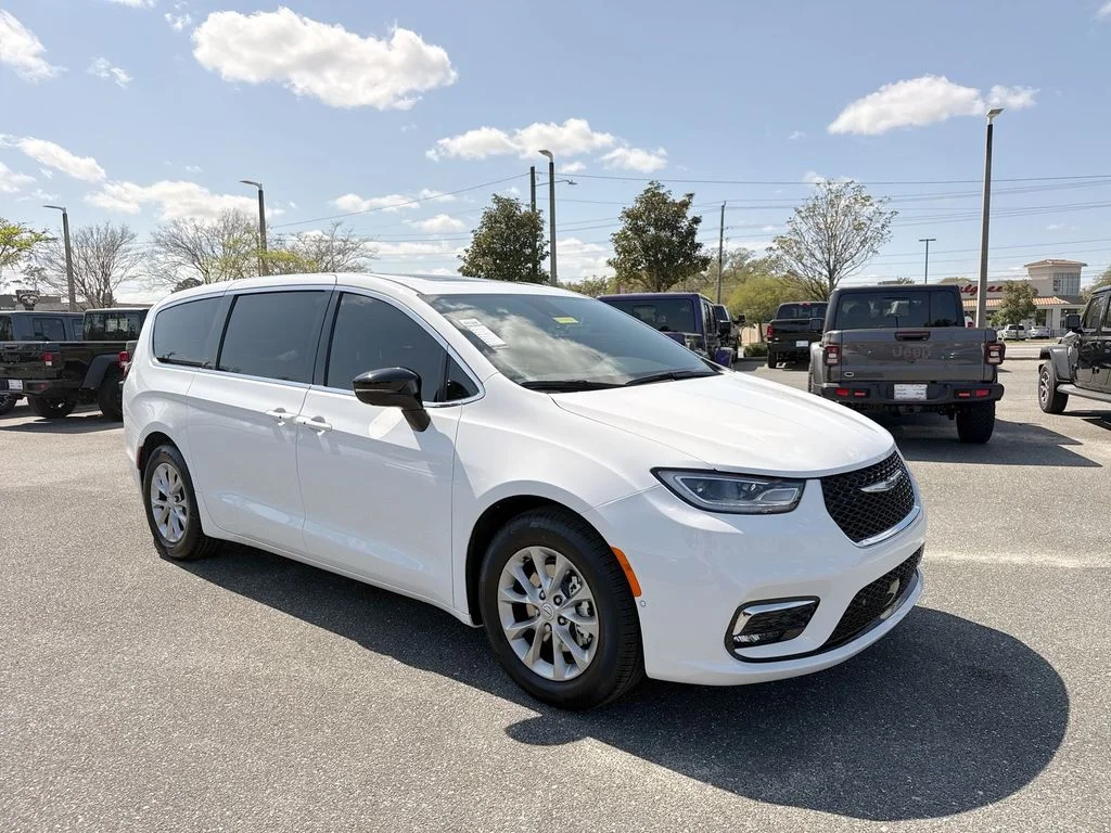 2026 Chrysler Pacifica Limited's photo