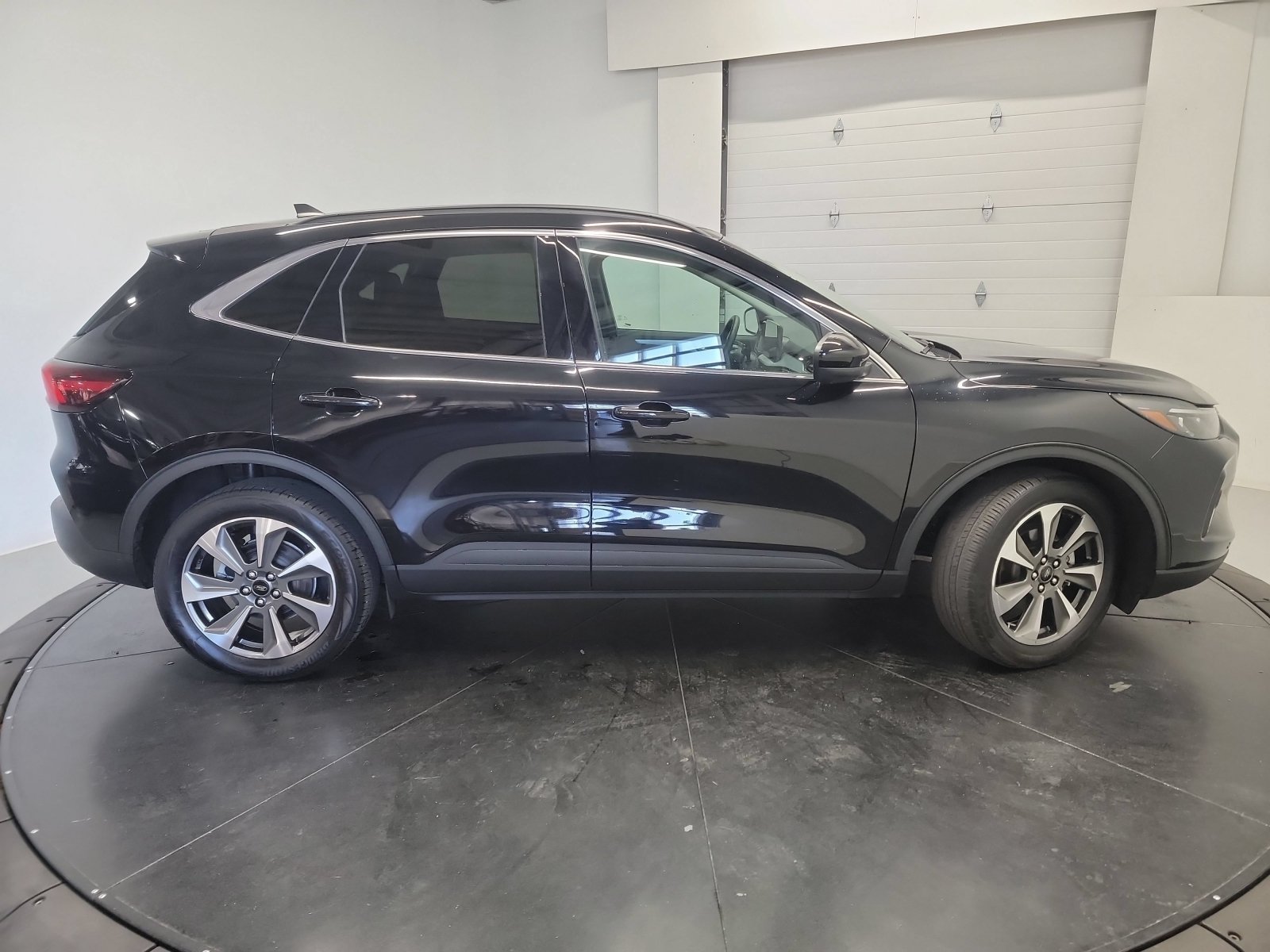 Used 2023 Black Metallic Ford Platinum image 9
