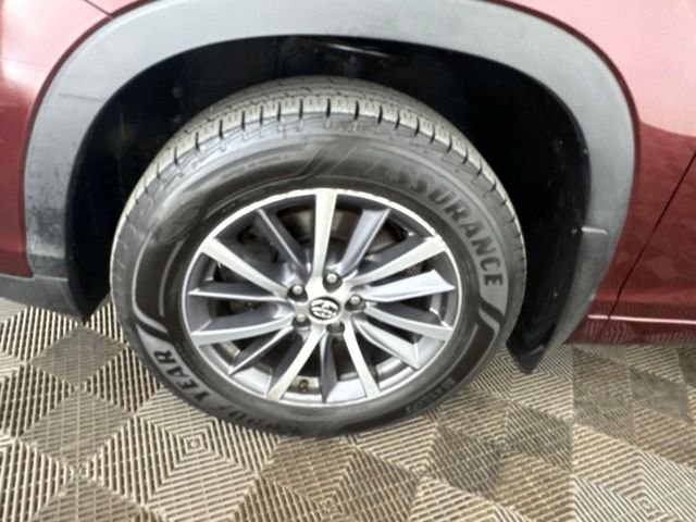 Used 2018 Red Toyota XLE image 32