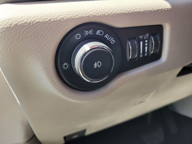 Used 2022 White Chrysler Touring L image 19