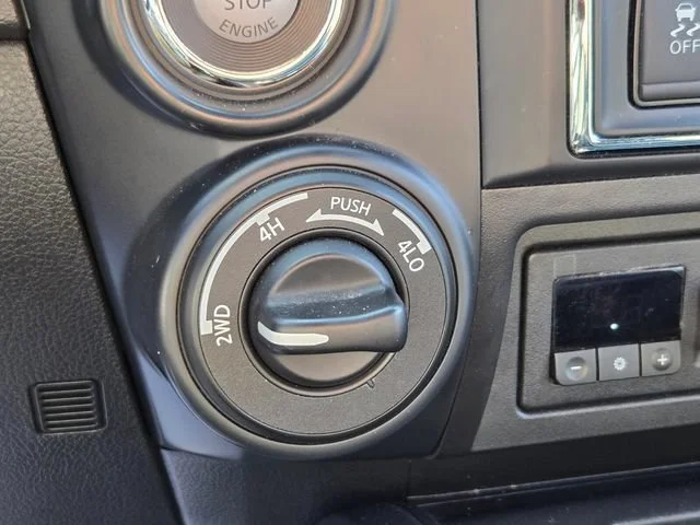 Used 2018 White Nissan SL image 32