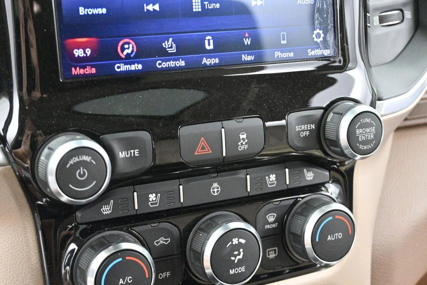 Used 2019 Black Forest Green Pearlcoat Ram Laramie image 24