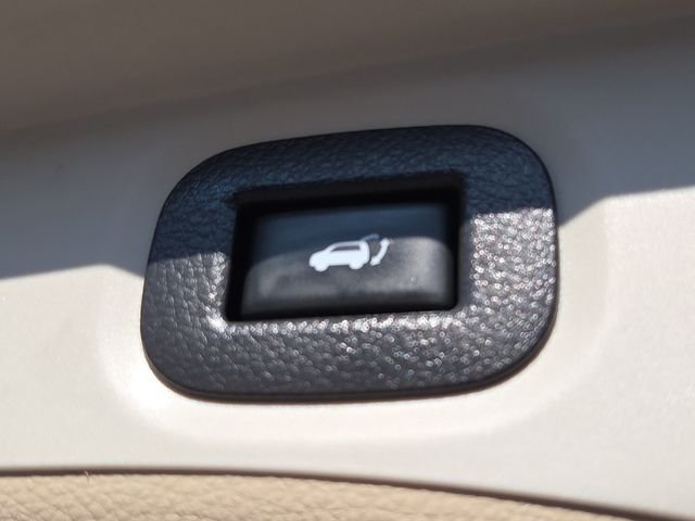 Used 2016 Pearl White Nissan SL image 14