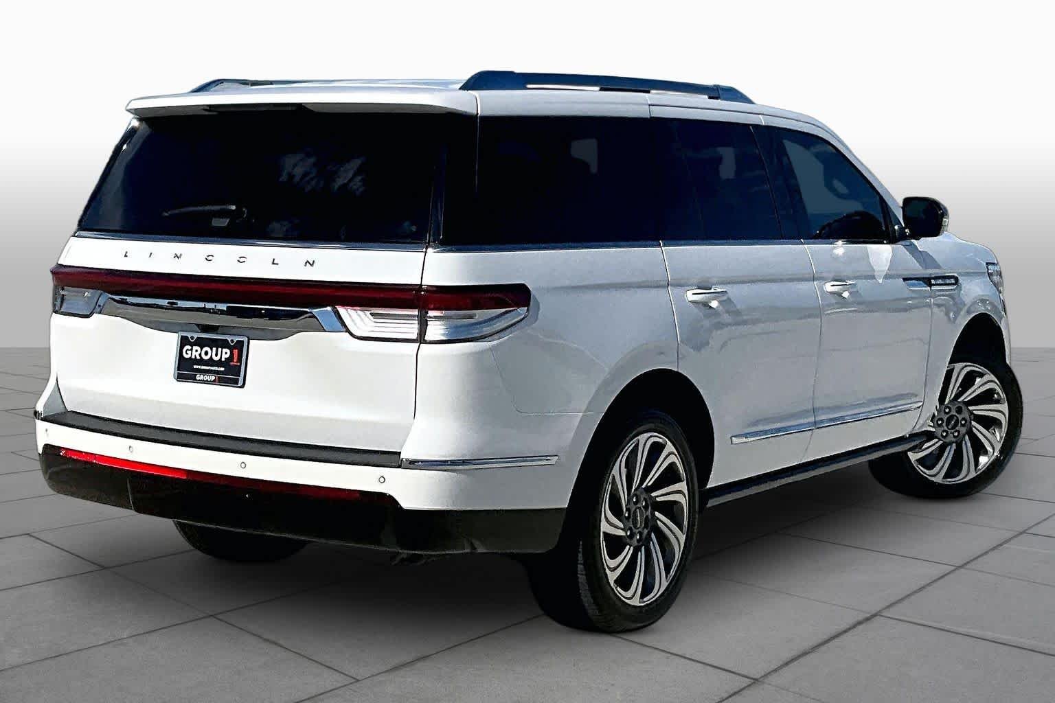 Used 2023 Pristine White Lincoln Reserve image 12