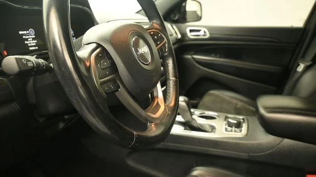 Used 2020 Silver Jeep Altitude image 19