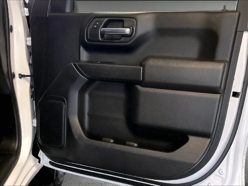 Used 2023 White Chevrolet Custom image 12