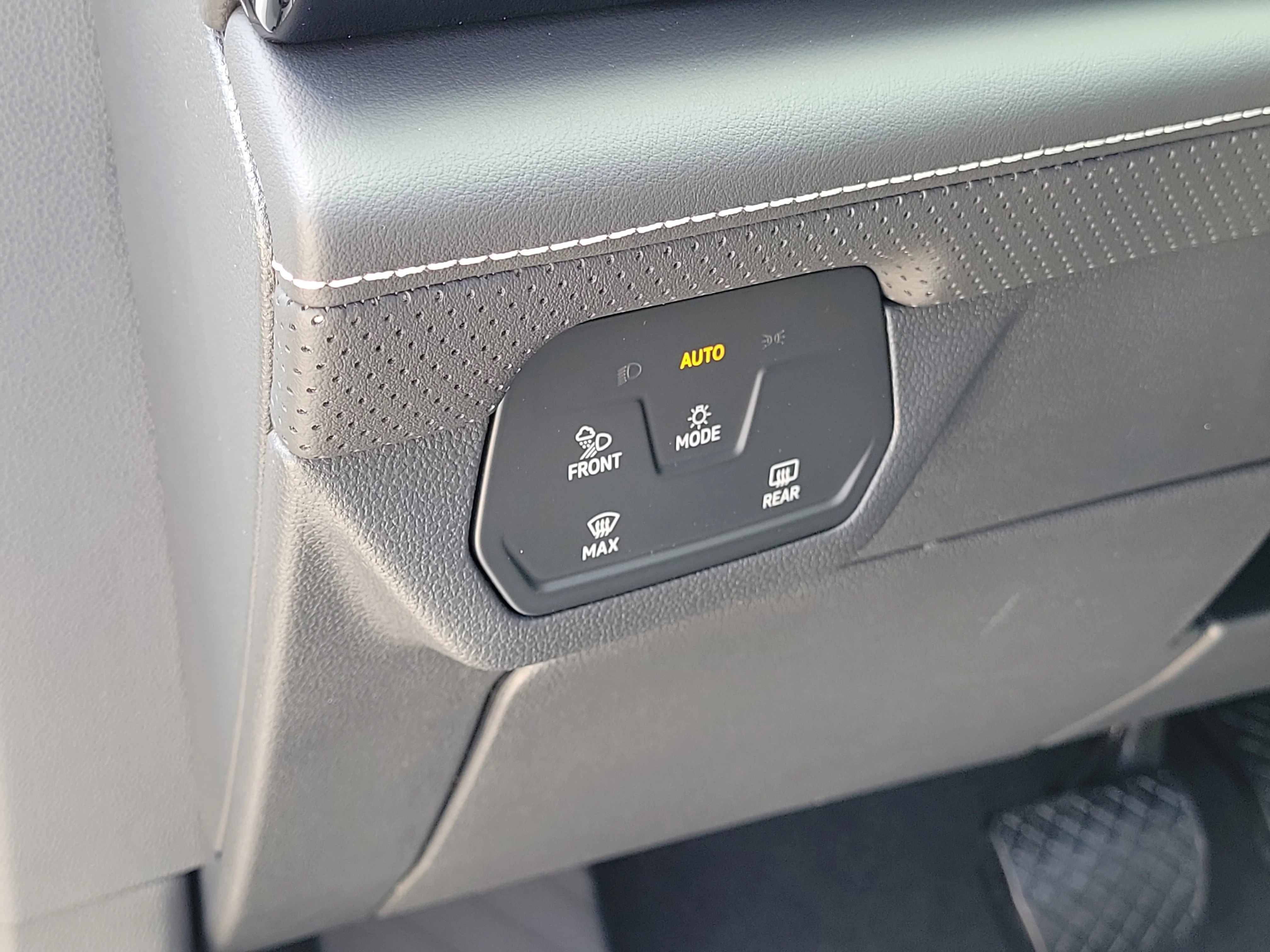 New 2026 White Volkswagen 2.0T SE w/Technology image 19