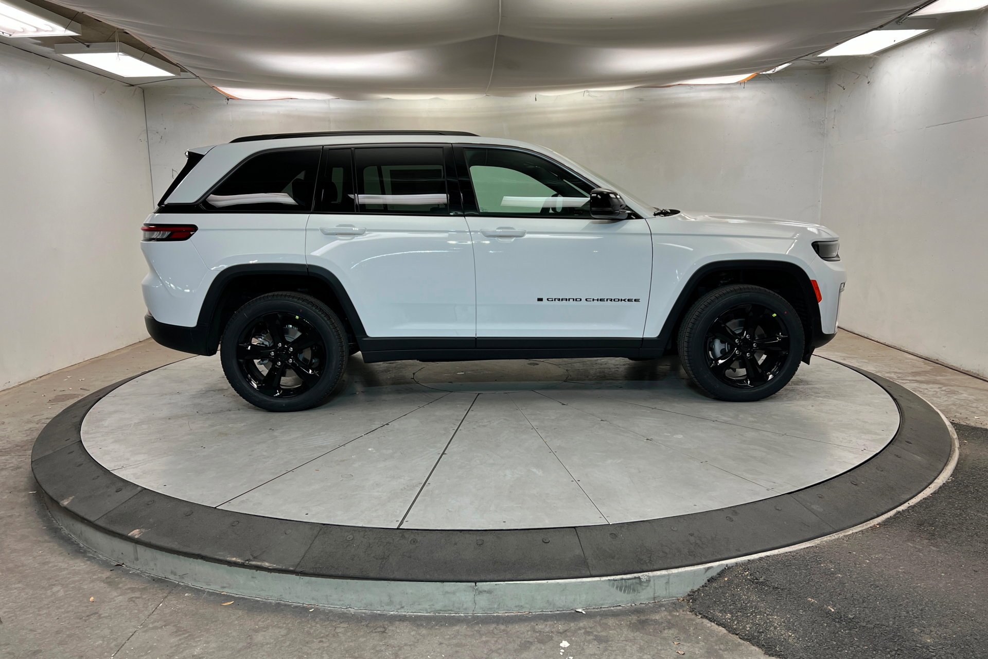 New 2026 Bright White Clear-Coat Exterior Paint Jeep Limited image 7