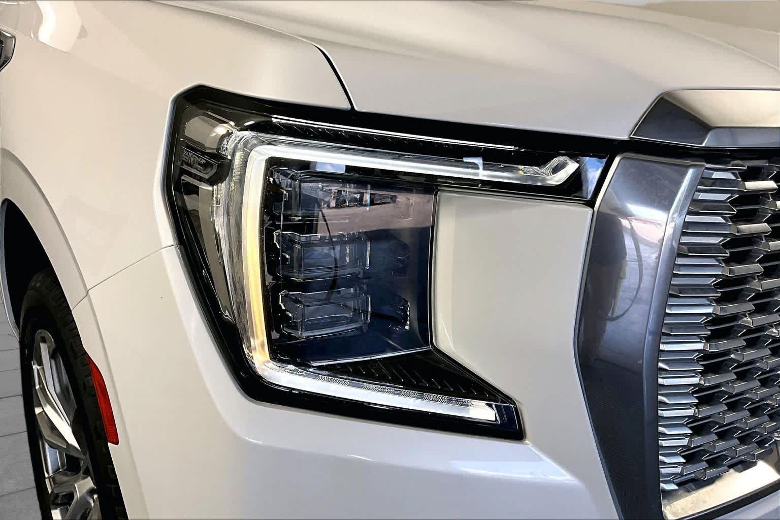 Used 2021 White Frost Tricoat GMC Denali image 26
