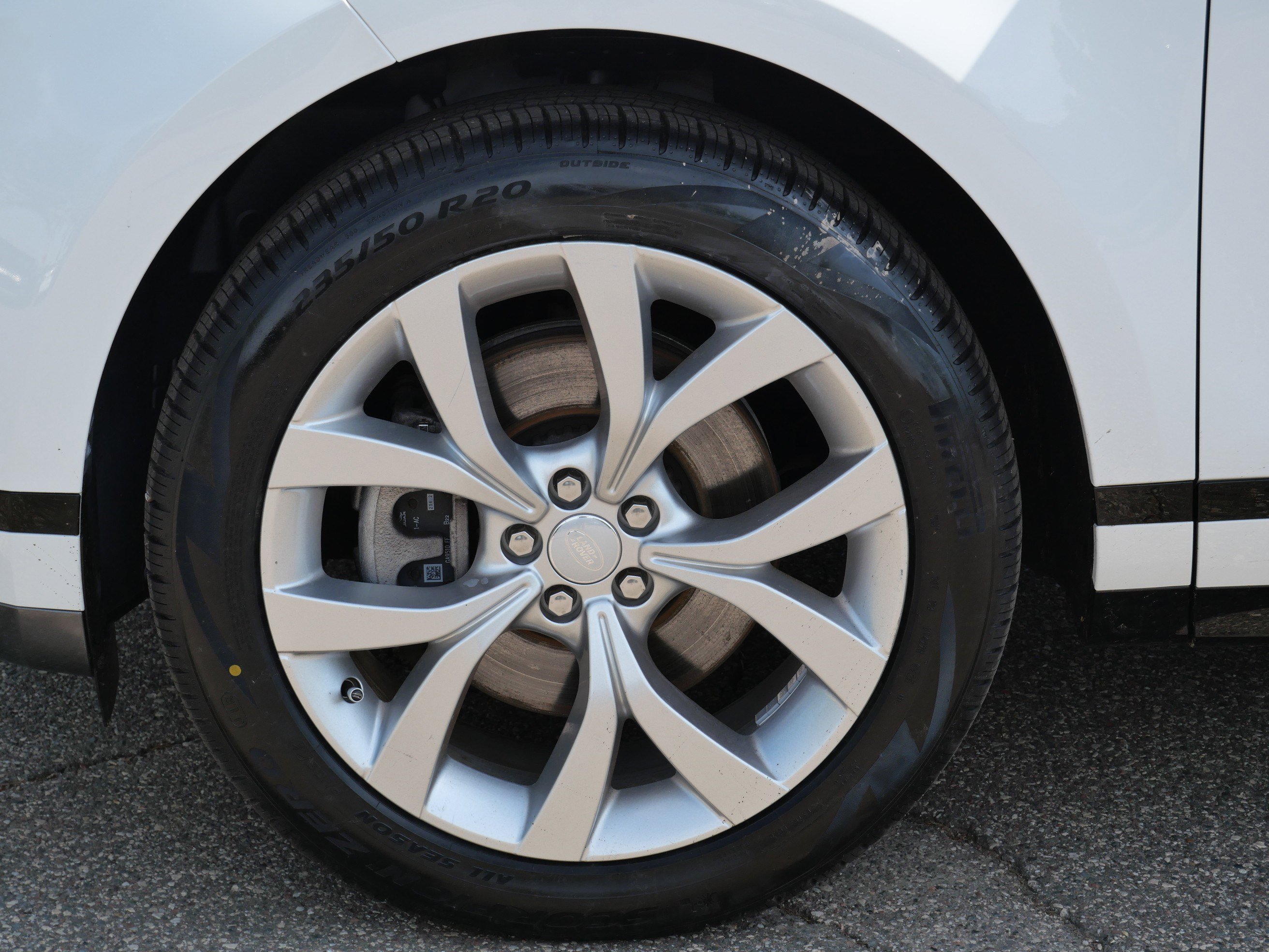 Used 2023 Fuji White Land Rover R-Dynamic SE image 10