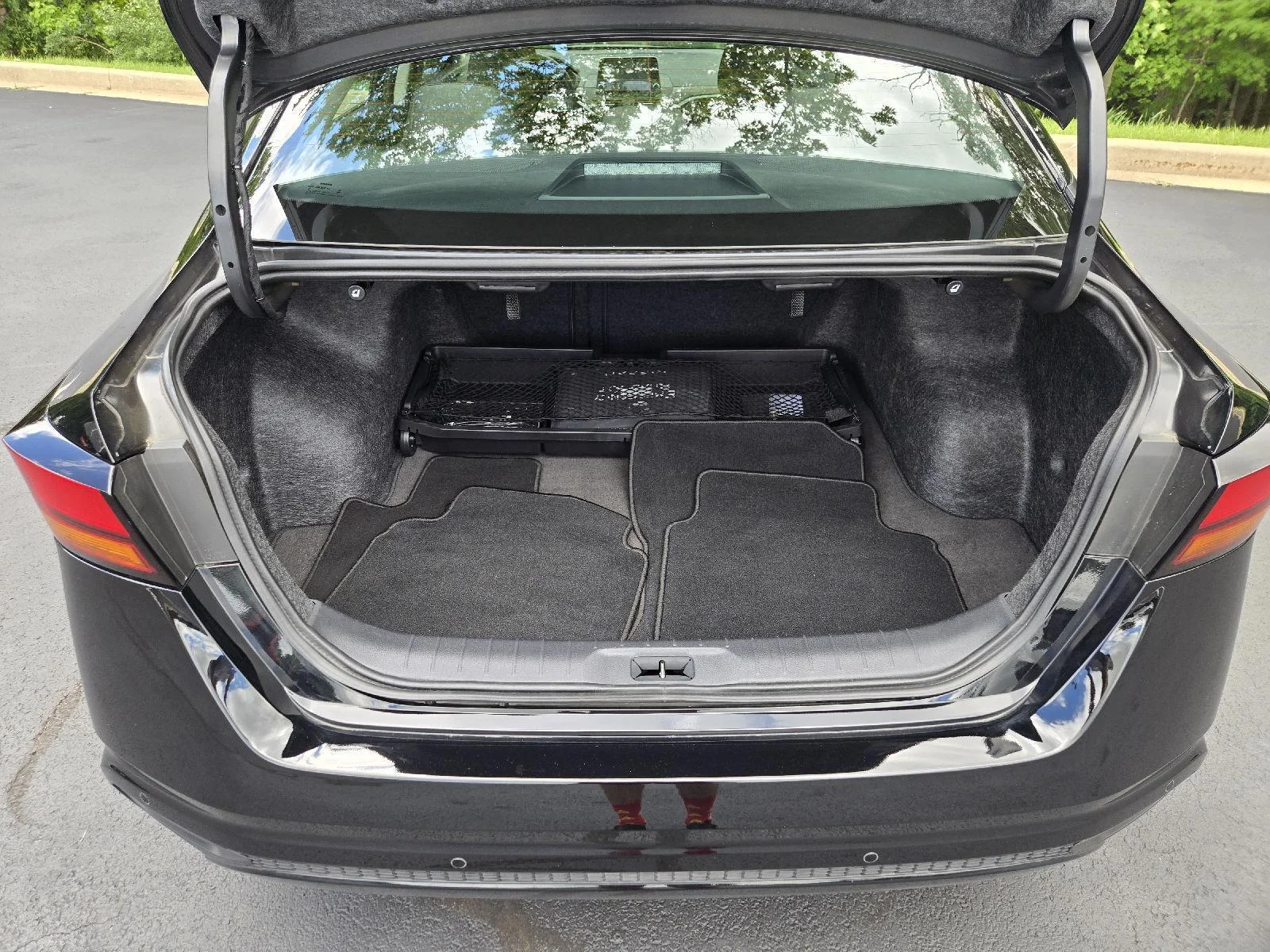 Used 2025 Super Black Nissan SV image 9
