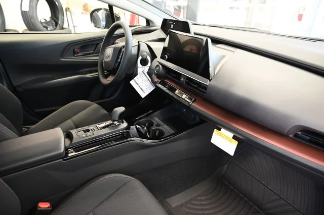 2026 Toyota Prius Plug-in Hybrid SE - Photo 14