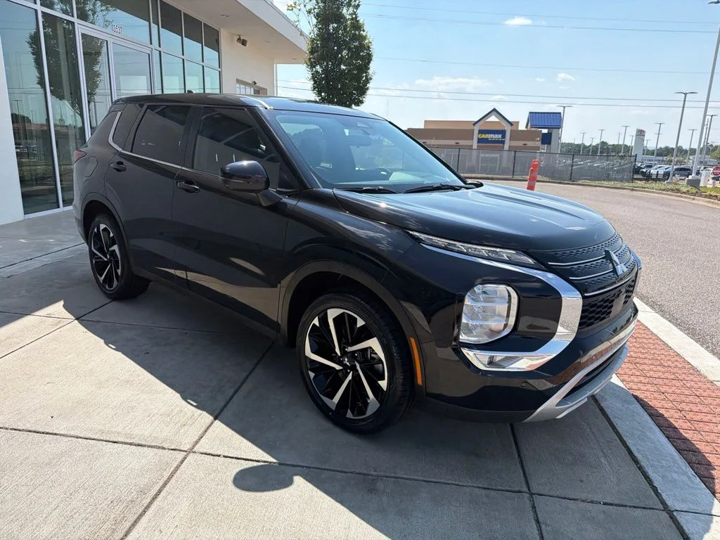 Used 2024 Silver Mitsubishi SE image 8