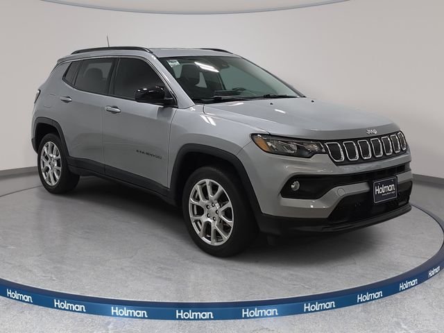 Used 2022 Silver Jeep Latitude Lux image 4