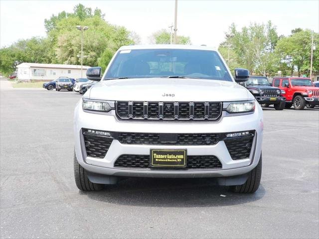 New 2026 Silver Zynith Exterior Paint Jeep Limited image 2