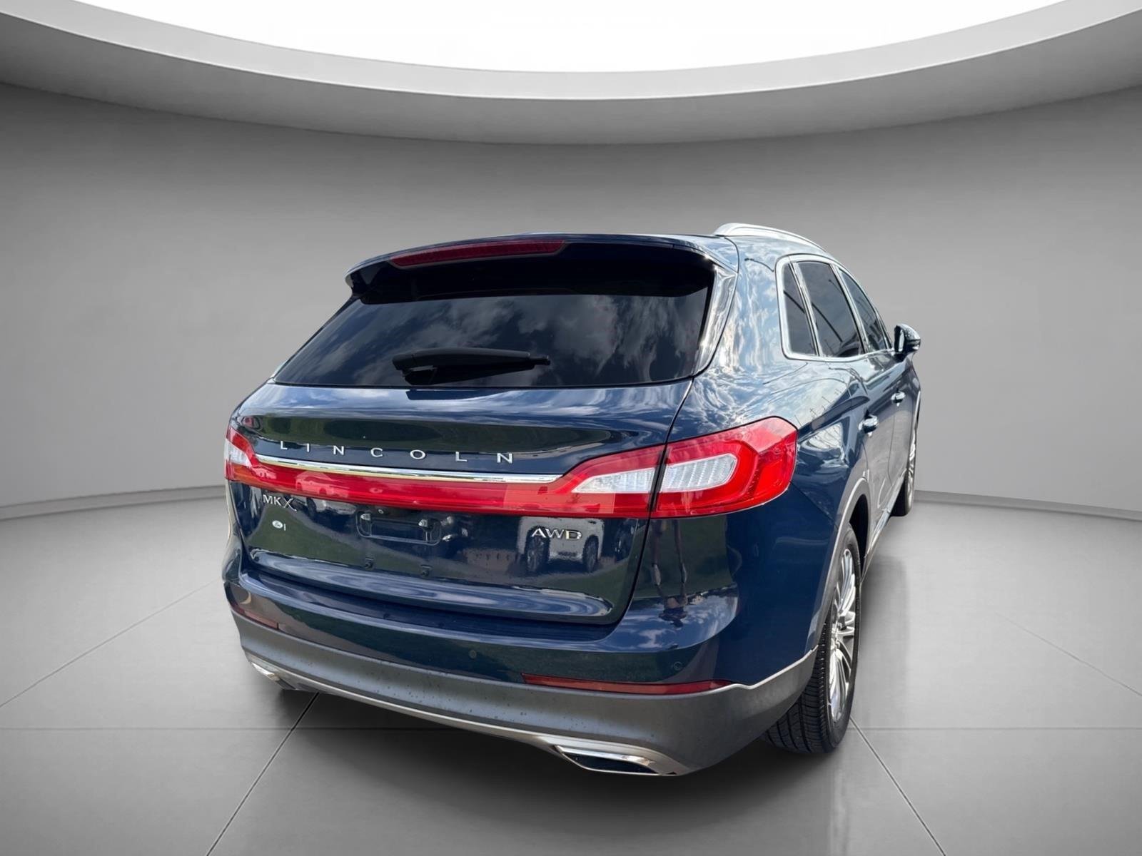 Used 2018 Blue Diamond Metallic Lincoln Reserve image 15