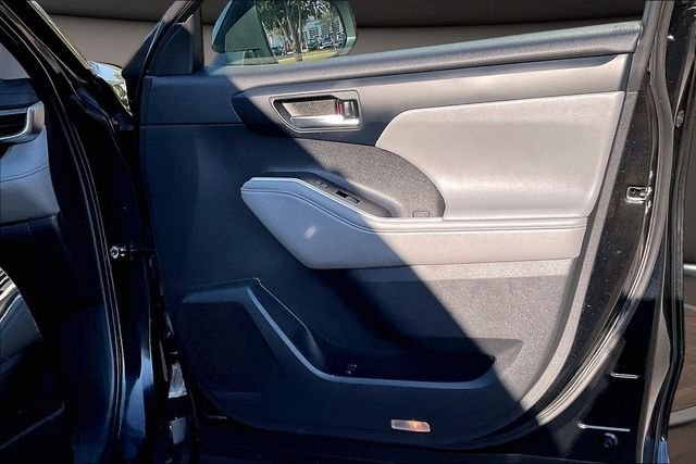 Used 2022 Black Toyota XLE image 22