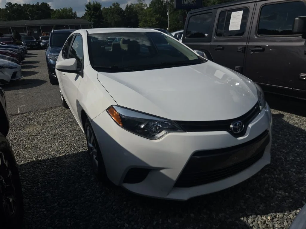 Used 2016  Toyota LE image 2