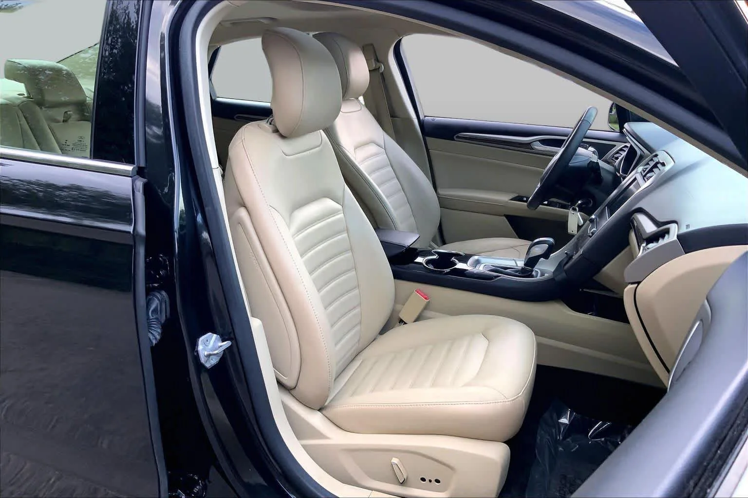 Used 2014 Tuxedo Black Metallic Ford SE image 7