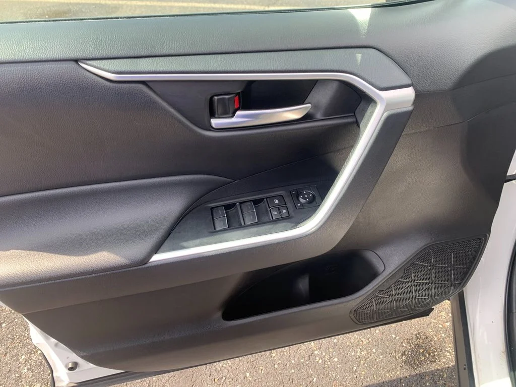 Used 2025 White Toyota XLE image 12