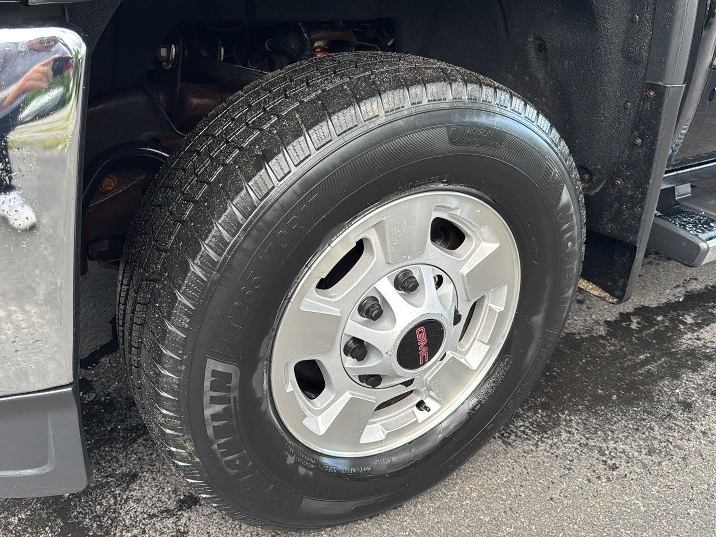 Used 2019 Onyx Black GMC SLE image 8