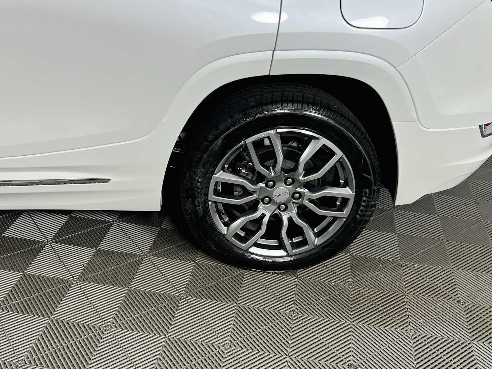 Used 2022 White Frost Tricoat GMC Denali image 32
