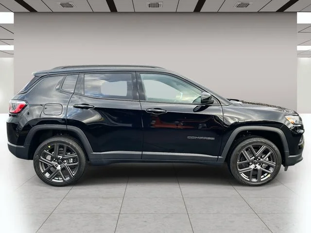 New 2026 Diamond Black Crystal Pearlcoat Jeep Latitude image 2