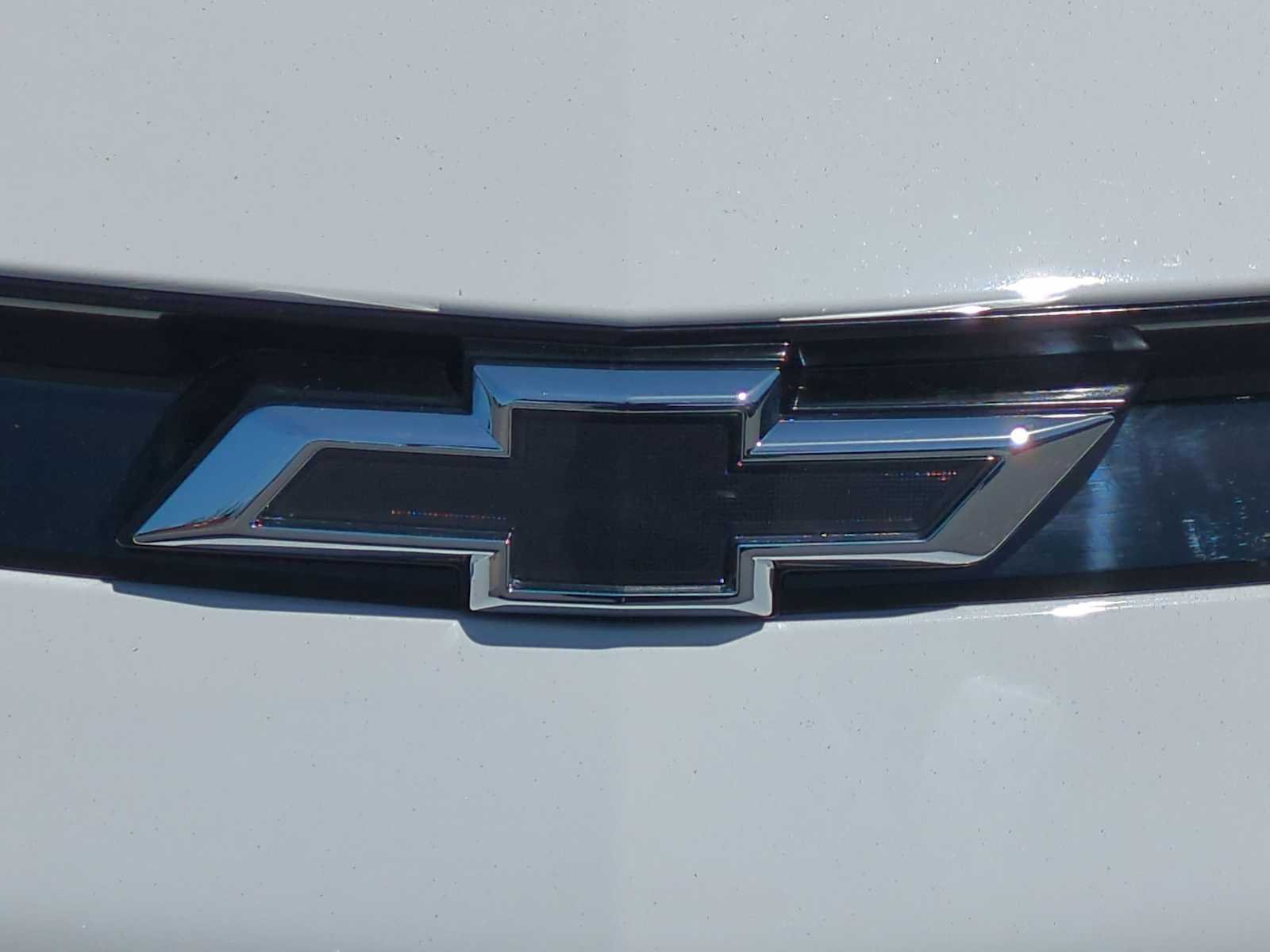 New 2027 Summit White Chevrolet LT image 8