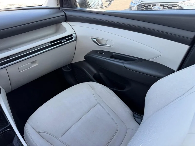 Certified Used 2025 Hampton Gray Hyundai SE image 17