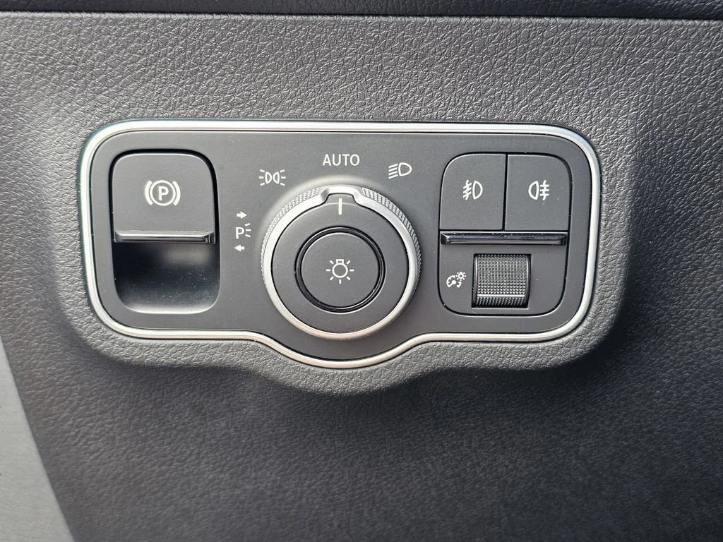 Used 2024  Mercedes-Benz GLB 250 image 19
